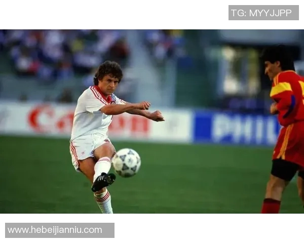 三十五岁以上足球明星的传奇生涯与辉煌成就探讨 三十五岁以上足球明星的传奇生涯与辉煌成就探讨